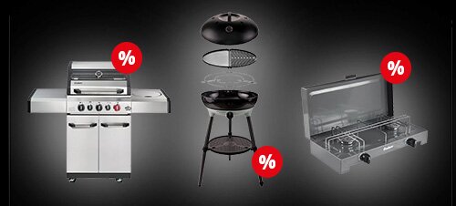 Links großer silberner Gasgrill mit Unterschrank und Seitenablagen; mittig runder Kohlegrill mit gehobenem Deckel und drei Beinen; rechts aufklappbarer Metall-Kochkoffer mit zwei Brennern; rote Kreise mit weißem Prozentzeichen; dunkler Verlaufshinter