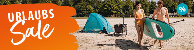 Zwei Personen tragen ein Stand-up-Paddleboard am sandigen Strand; im Hintergrund blaues Zelt, K&uuml;hlbox und B&auml;ume; links orange Banner mit dem Text Urlaubs Sale; oben rechts blaues Prozent-Symbol