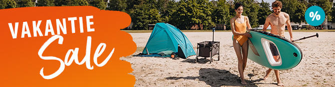 Twee personen dragen een stand-up paddleboard op een zandstrand; op de achtergrond een blauw tentje, koelbox en bomen; links een oranje banner met de tekst Urlaubs Sale; rechtsboven een blauw procentteken
