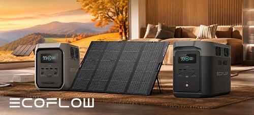 Vier silberne rechteckige Geräte mit Displays und Knöpfen auf einem Teppich vor einem Sofa; durch das Fenster Solarpaneele und Hügel bei Sonnenuntergang; weißes ‚ECOFLOW‘-Logo unten links