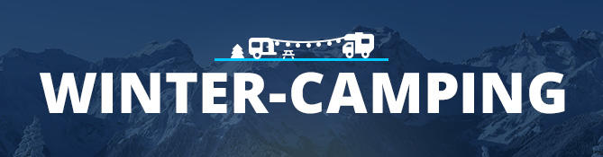 Tent in de sneeuw onder een heldere hemel in winters landschap