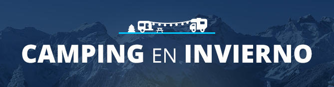 Tienda en la nieve bajo un cielo despejado en paisaje invernal