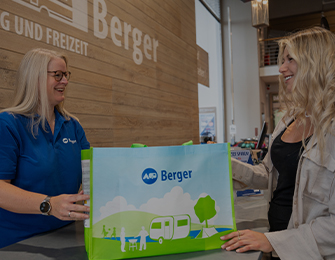 Zwei Frauen im Lager besprechen einen weißen Kanister