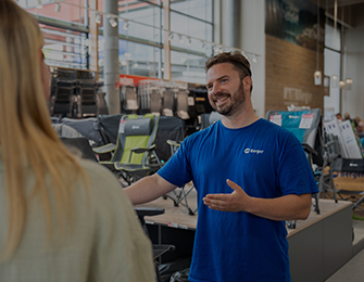 Zwei Frauen im Lager besprechen einen weißen Kanister