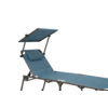 Chaise longue bleue avec pare-soleil réglable sur fond blanc