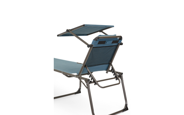 Chaise longue bleue avec cadre en métal sur fond blanc