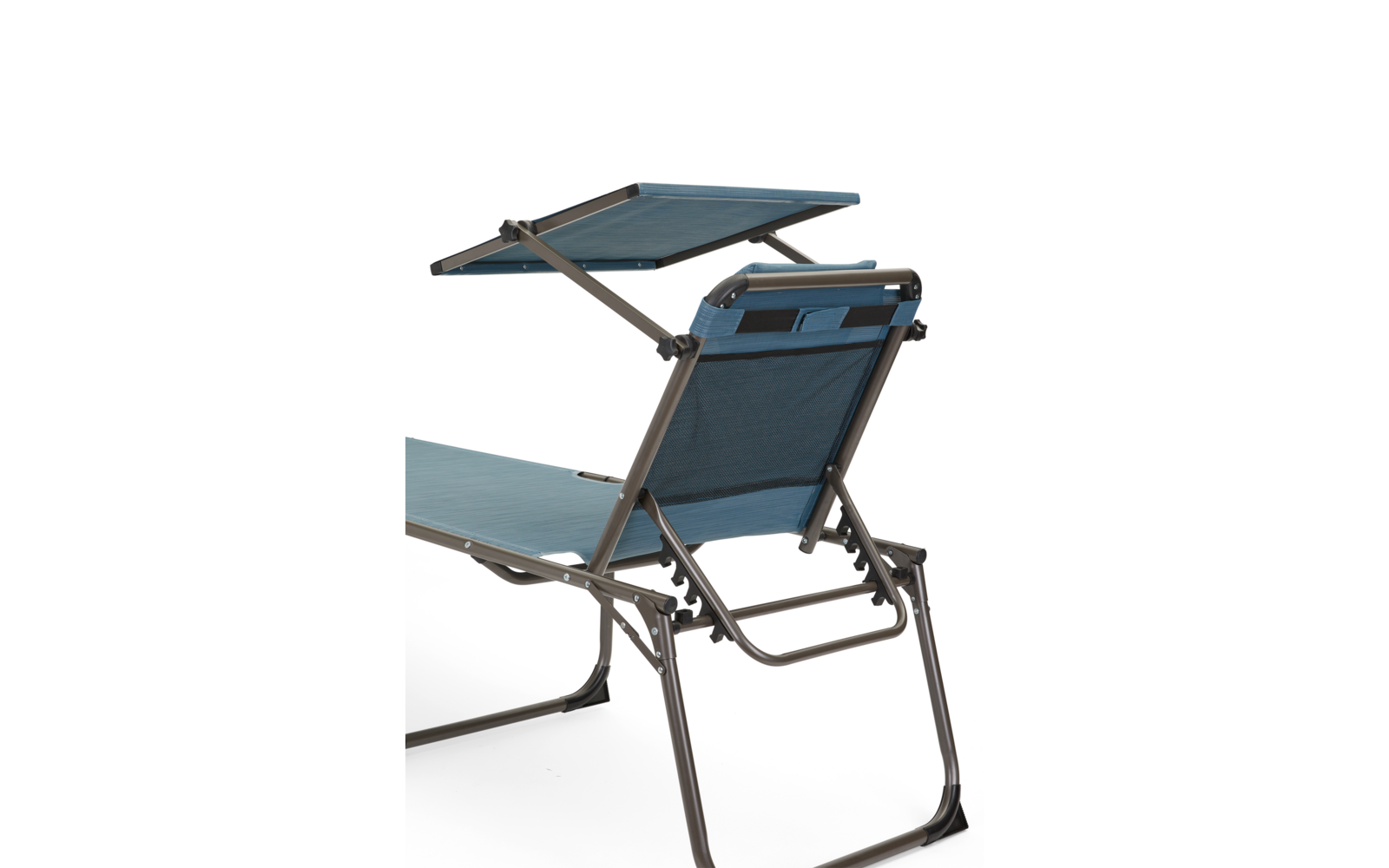 Chaise longue bleue avec cadre en métal sur fond blanc