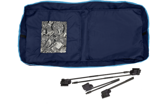 Aufgeklappte blaue faltbare Tasche mit einem Muster aus schwarzen und weißen Steinen auf der linken Seite und mehreren schwarzen zusammensteckbaren Stangen daneben