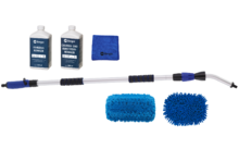 Reinigungsset mit zwei Flaschen Flüssigkeit, einem blauen Tuch, einem Teleskopstab und drei blauen Bürstenaufsätzen