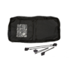 Schwarze Tasche mit silberner Innenseite und vier schwarzen Kabeln mit Steckern