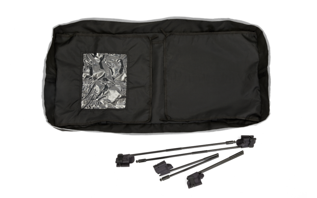 Schwarze Tasche mit silberner Innenseite und vier schwarzen Kabeln mit Steckern