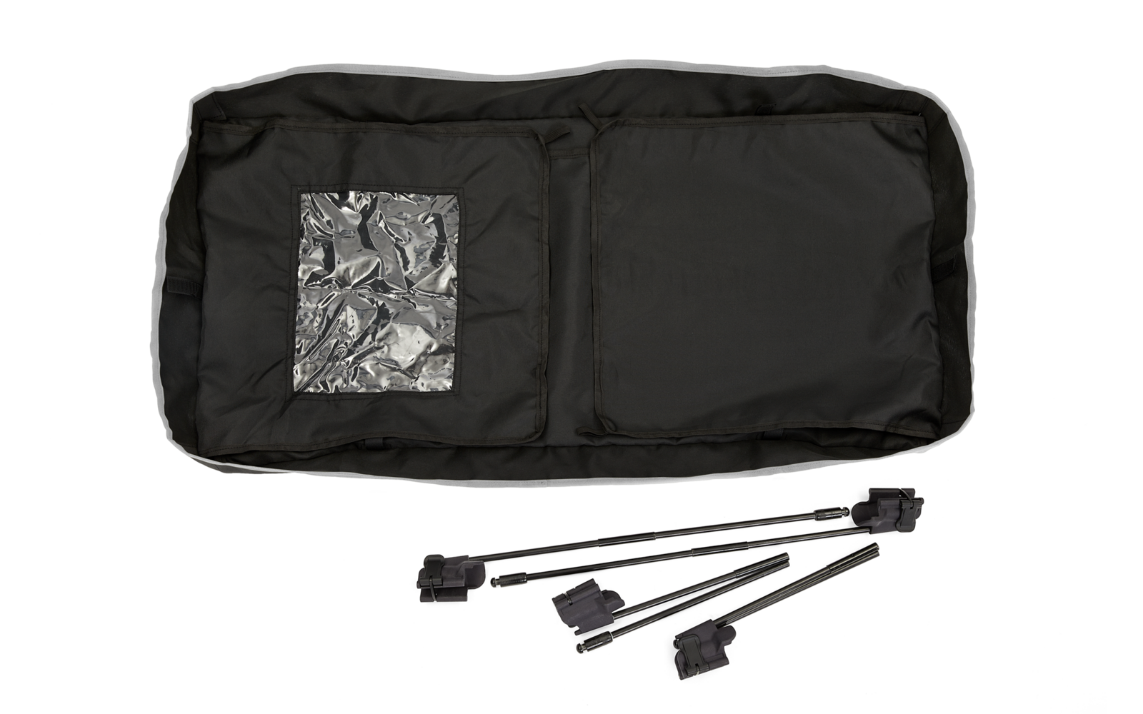 Schwarze Tasche mit silberner Innenseite und vier schwarzen Kabeln mit Steckern