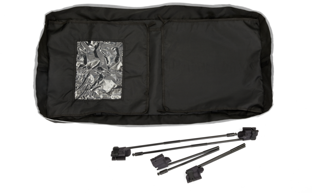 Borsa nera con interno argentato e quattro cavi neri con connettori