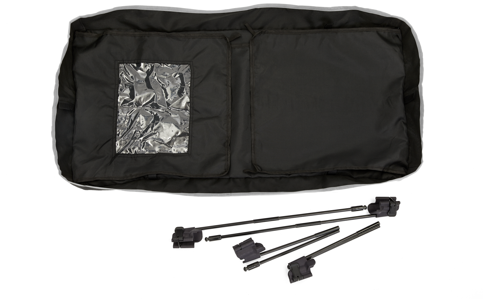 Borsa nera con interno argentato e quattro cavi neri con connettori