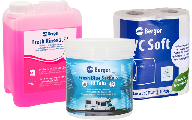 Drie producten op witte achtergrond: links een roze 2,5 L kan met witte schroefdop en opschrift 'Fresh Rinse 2,5 l', middenvoor een witte kunststof emmer met blauw etiket 'Fresh Blue Sachets 15 Tabs' en afbeelding van een camper, rechts een blauwe verpakking met twee toiletpapierrollen en tekst 'WC Soft'