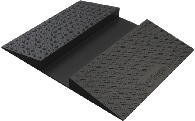 Schwarze, zweiteilige Rampe mit mittig erhöhtem Kanal, rautenförmiger Oberflächenstruktur und erhabenem Schriftzug