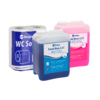 Confezione con quattro rotoli di carta igienica a sinistra, davanti due taniche di plastica da 2,5 L con liquido blu e rosa e marchio "Berger"
