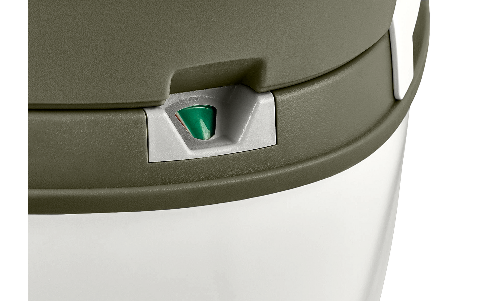 Primo piano di un coperchio verde oliva con corpo bianco e un piccolo triangolo verde in un incavo con cornice bianca