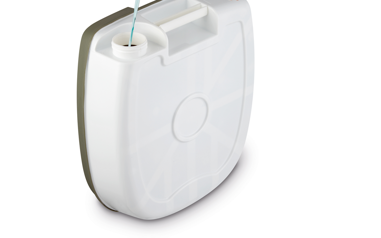 Tanica di plastica bianca con bocchettone aperto, un getto di liquido blu che la riempie