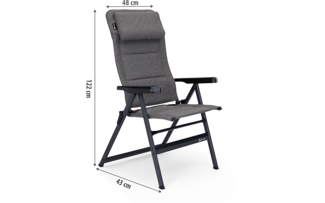 Gewatteerde grijze stoel met nekrol, armleuningen en donker metalen frame; afmetingen 48 cm (breedte), 122 cm (hoogte), 43 cm (diepte)
