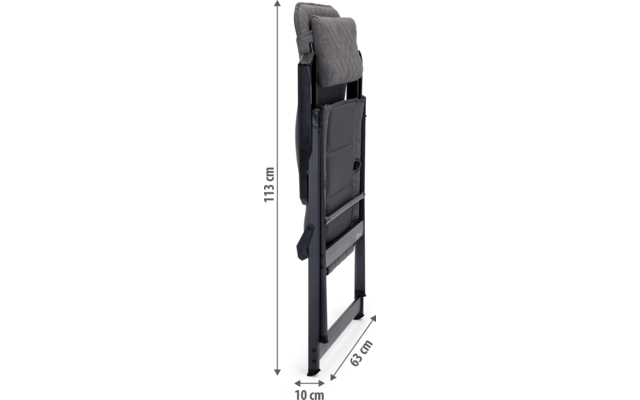 Opgevouwen zwart metalen frame met grijs kussen en zijriem; weergegeven afmetingen: 113 cm × 63 cm × 10 cm