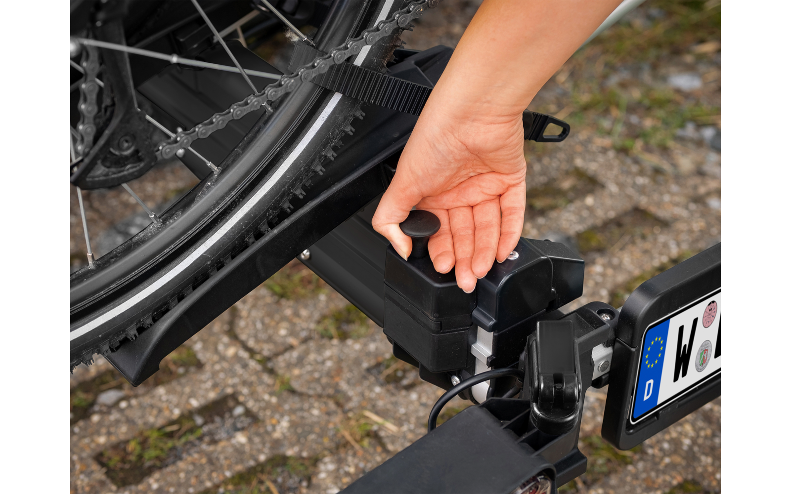 Produktbild Eufab SD260 Fl&uuml;gelt&uuml;r Kupplungs-Fahrradtr&auml;ger inkl. Erweiterungsschiene f&uuml;r 3 Fahrr&auml;der E-Bike geeignet schwarz 1