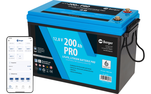 Blau-schwarze rechteckige Batterie mit Aufschrift '12,8 V 200 Ah PRO', zwei Metallpole oben, seitlicher Tragegriff, daneben ein Smartphone mit App-Anzeige