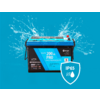 Blaue, rechteckige Batterie mit Aufschrift '12.8 V 200 Ah PRO', Wasserspritzer im Hintergrund und einem IP65-Schildsymbol