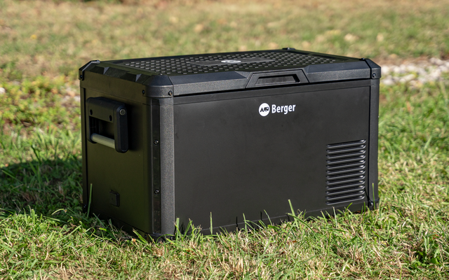 Boîte rectangulaire noire avec logo Berger, poignées et grilles d'aération, posée sur l'herbe