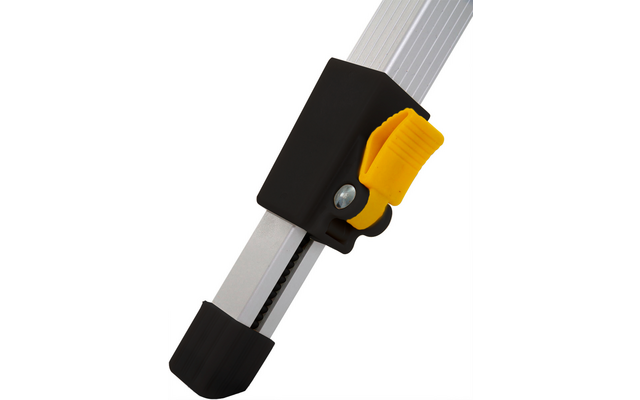 Gros plan d'un profilé en aluminium argenté cannelé avec un collier en plastique noir, levier de verrouillage jaune, vis visible et embout en caoutchouc noir