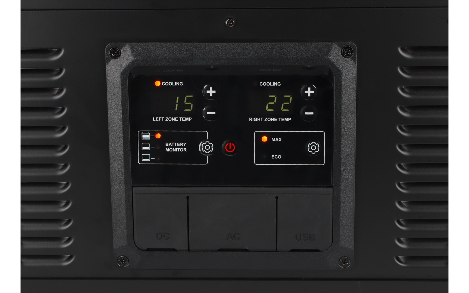 Panneau de commande noir avec deux afficheurs numériques indiquant '15' (gauche) et '22' (droite), voyants 'COOLING', symboles plus/moins, texte 'BATTERY MONITOR', bouton d'alimentation rouge, boutons 'MAX' et 'ECO', trois caches marqués 'DC', 'AC', 'USB'
