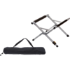 Soporte plegable de metal plateado con almohadillas de goma negras junto a una bolsa de transporte negra