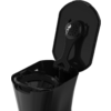 Recipiente de plástico negro abierto con tapa abatible; interior de la tapa con inserto redondo perforado; colador visible en el interior