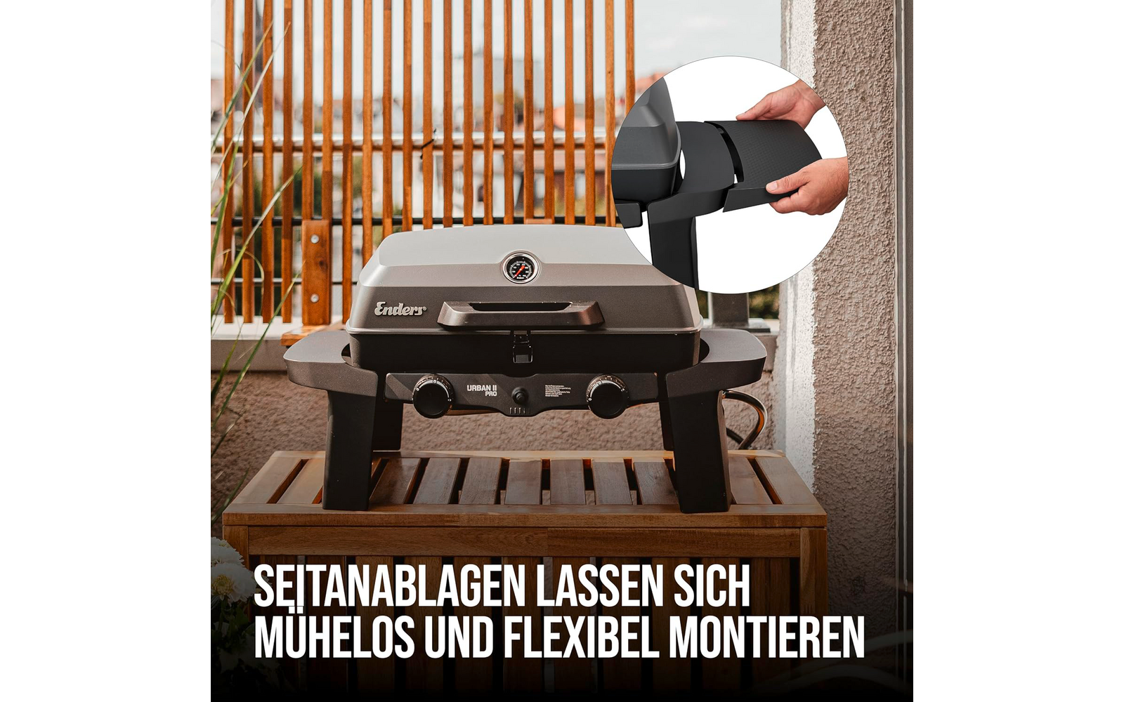 Gas grill with closed lid and thermometer on a wooden surface, two control knobs at front; inset circle shows hands holding a black side panel; wooden slatted fence in background; white bottom text: 'SEITANABLAGEN LASSEN SICH MUHELOS UND FLEXIBEL MONTIEREN'