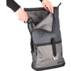 Hände rollen eine graue faltbare Reisetasche auf einem weißen Hintergrund zusammen