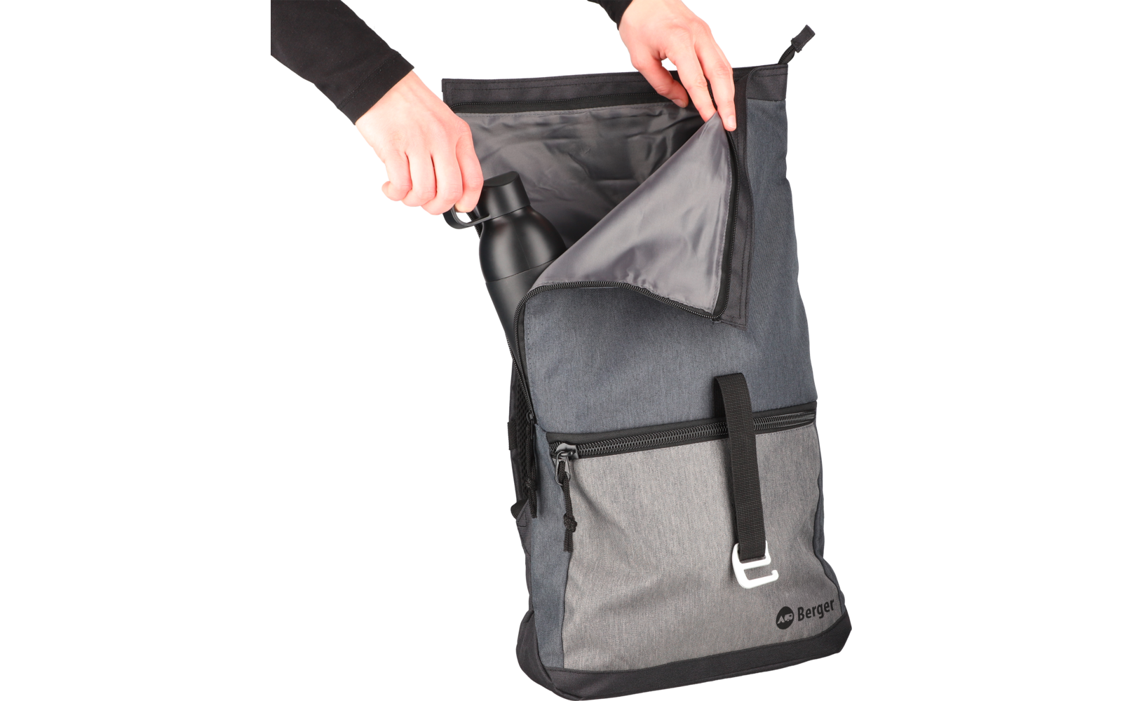 Hände rollen eine graue faltbare Reisetasche auf einem weißen Hintergrund zusammen