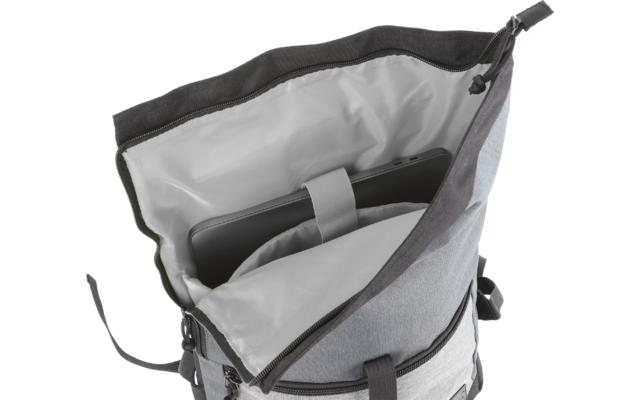 Offener grauer Rucksack mit mehreren Fächern