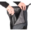Hände öffnen die Reißverschlüsse einer schwarzen Tasche