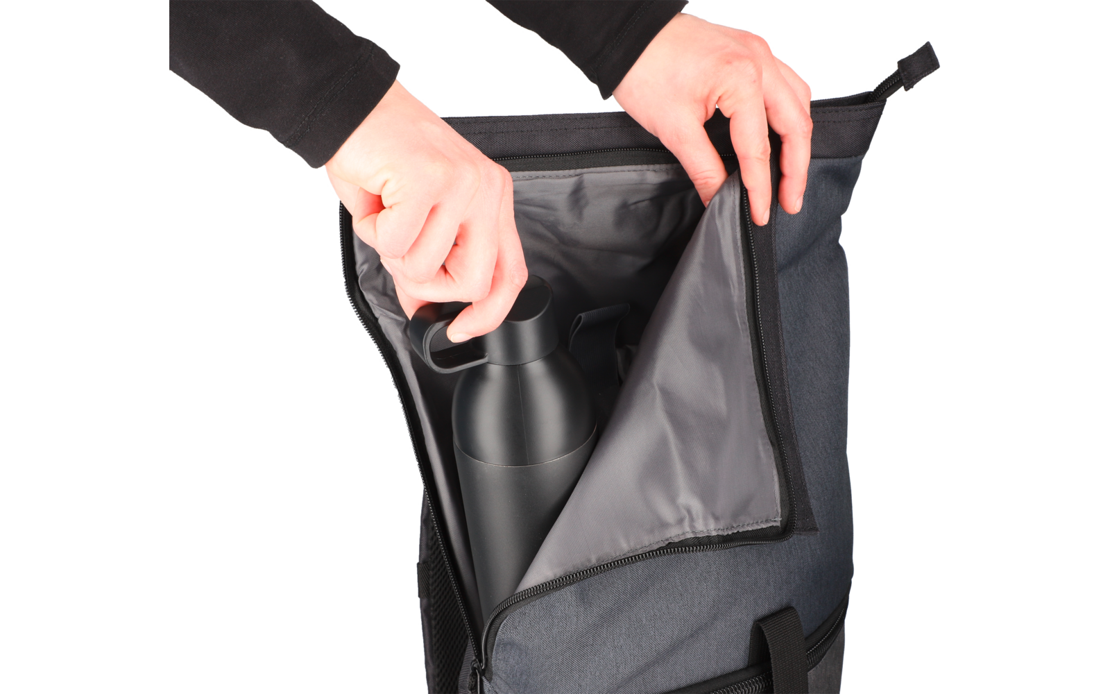 Hände öffnen die Reißverschlüsse einer schwarzen Tasche