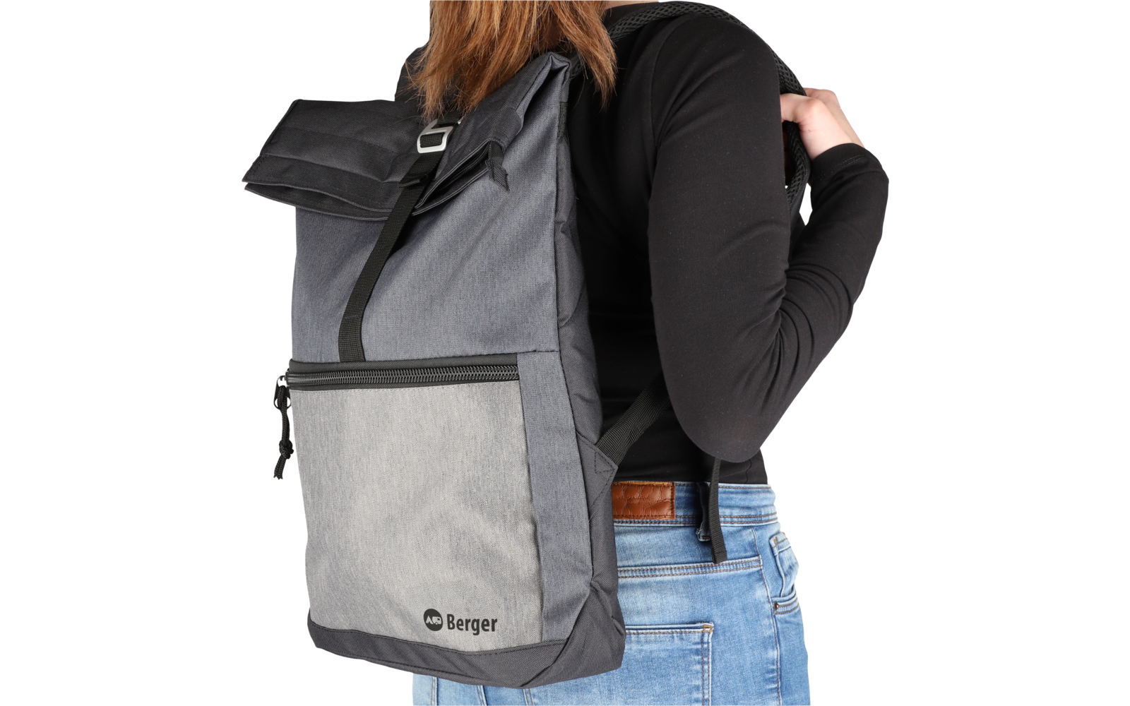 Person von hinten mit schwarzem Rucksack aus Stoff und Netzmaterial, trägt schwarze Kleidung und blaue Jeans