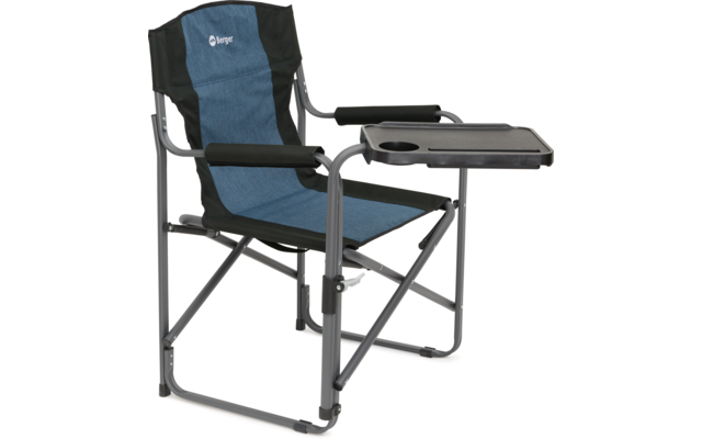 Klappstuhl mit blauer Sitzfläche und einem kleinen Tisch an der Seite