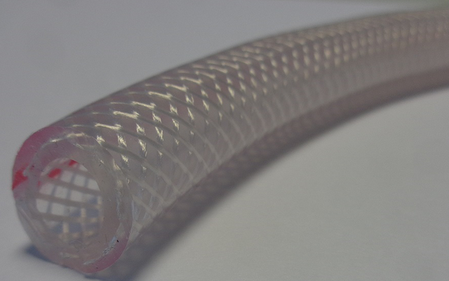Close-up van een transparante kunststof slang met binnenin gaas