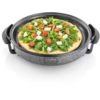 Pizza in einer grauen elektrischen Pfanne mit Rucola, halbierten Kirschtomaten und Mozzarellawürfeln