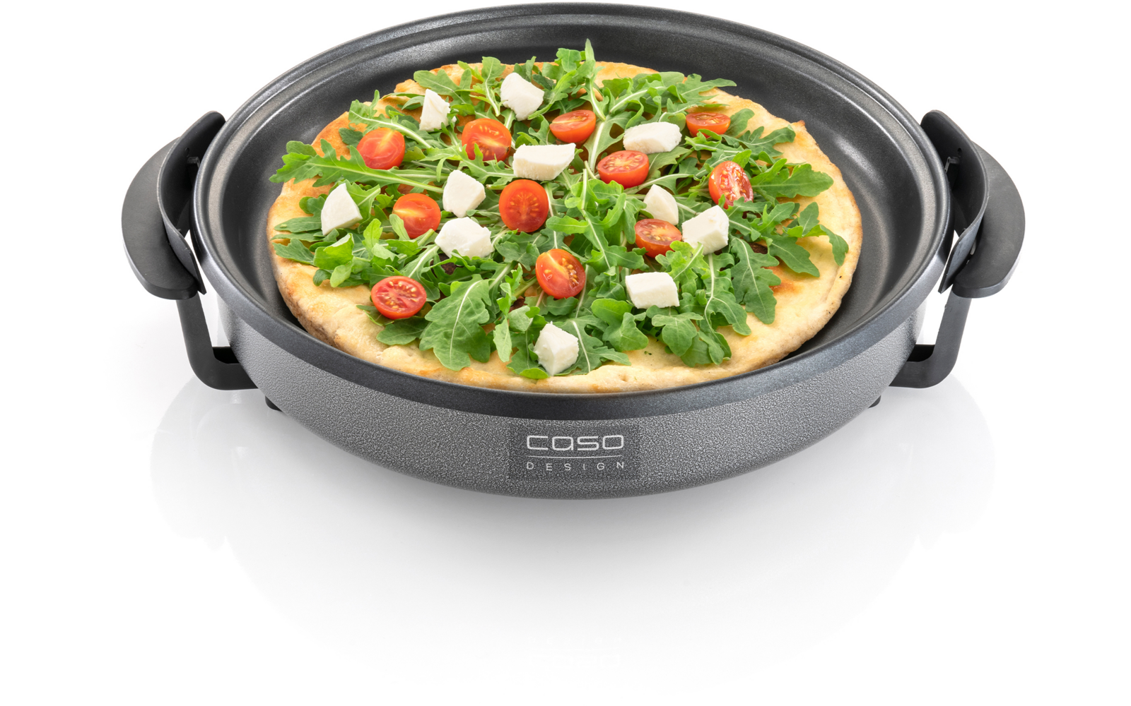 Pizza in einer grauen elektrischen Pfanne mit Rucola, halbierten Kirschtomaten und Mozzarellawürfeln
