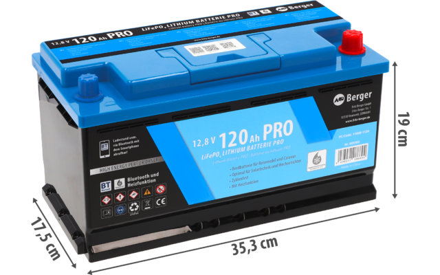 Een blauwe autobatterij met etiketten en aansluitingen