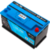 Blauwe autobatterij met stickers en rode positieve pool