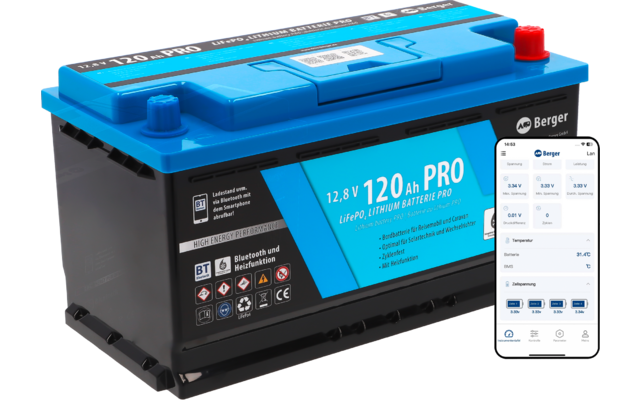 Auto-Batterie in Schwarz und Blau mit einem Smartphone daneben, das eine App zur Anzeige von Batterieinformationen zeigt