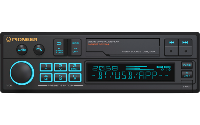 Schwarzes Pioneer-Autoradio mit Drehregler links, Tastenfeld rechts und beleuchtetem Display, das Uhrzeit und 'BT/USB/APP' anzeigt