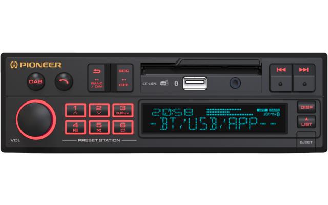 Schwarz-graues Pioneer-Autoradio mit rundem Lautstärkeregler links, Ziffern- und Funktionstasten, USB-Port oben in der Mitte und blau-grün leuchtendem Display mit der Anzeige '20:58 - BT/USB/APP'