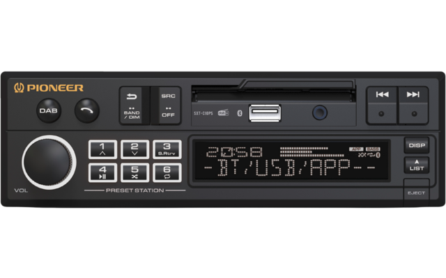 Schwarzes Pioneer-Autoradio mit großer Drehknopf links, Tastenfeld, USB-Anschluss oben und Display mit Anzeige 'BT/USB/APP'